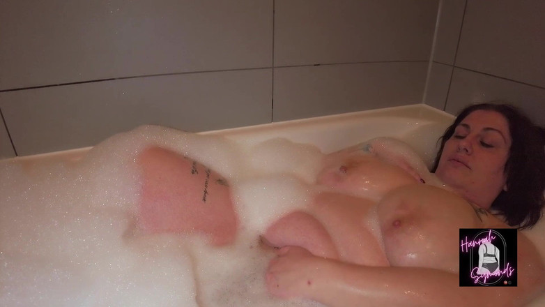 Hannah Symonds: L'ora del bagno sexy con hannah