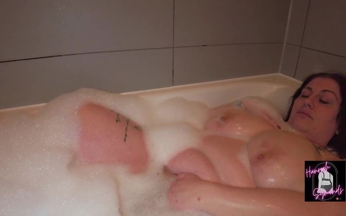 Hannah Symonds: Hannah के साथ सेक्सी स्नान का समय