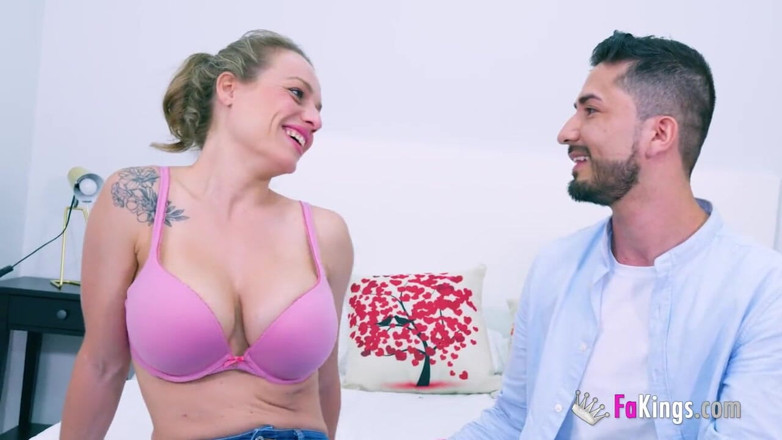 FAKings: Lara si scatena con un giovane: è una delle nostre milf...