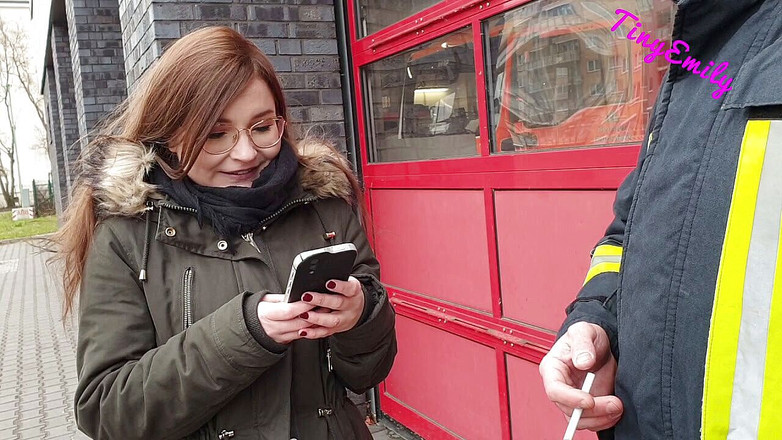 TinyEmily: 你会给我看你的管吗？？消防员性交!!