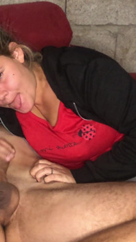 Une fille me suce la bite parce que