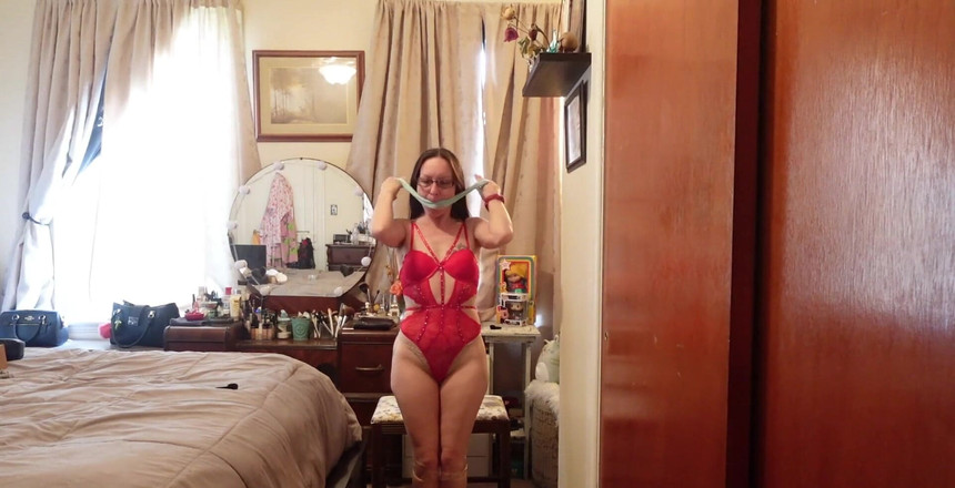 Raven Willow: Me encanta atarme mientras estoy en lencería y tacones