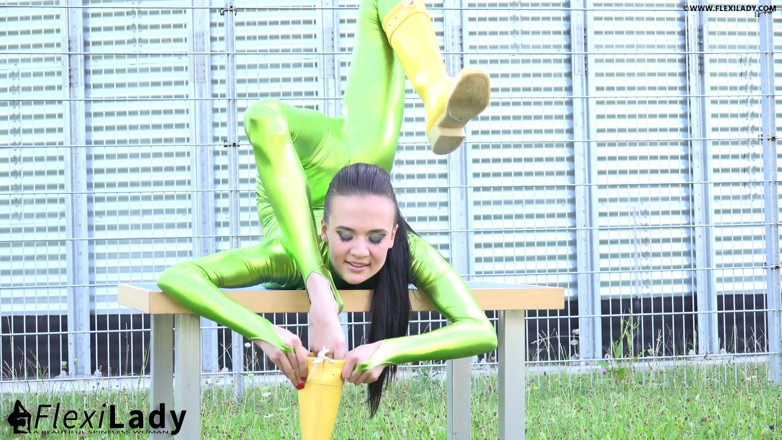 Flexilady: Extreme Shiny &Bendy