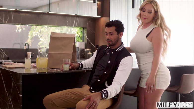 Milfy: Голодная до анала милфа Stepom Savannah соблазняет друга своего сына