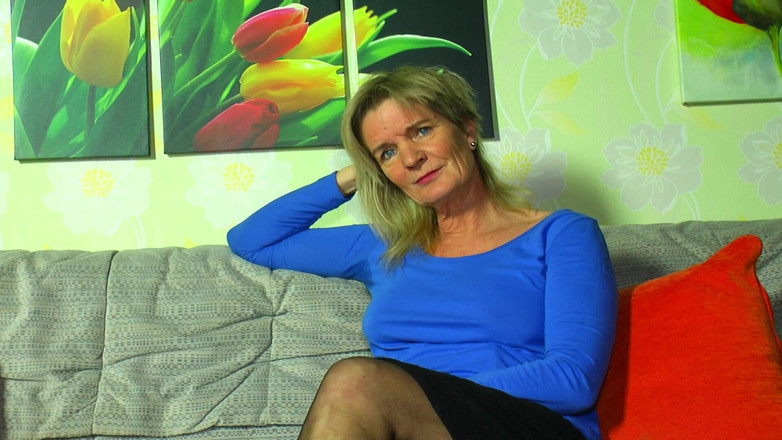 German's Old Chicks: वह काले अधोवस्त्र में जर्मन नानी है जो अपने खिलौने के साथ खेलना पसंद करती है