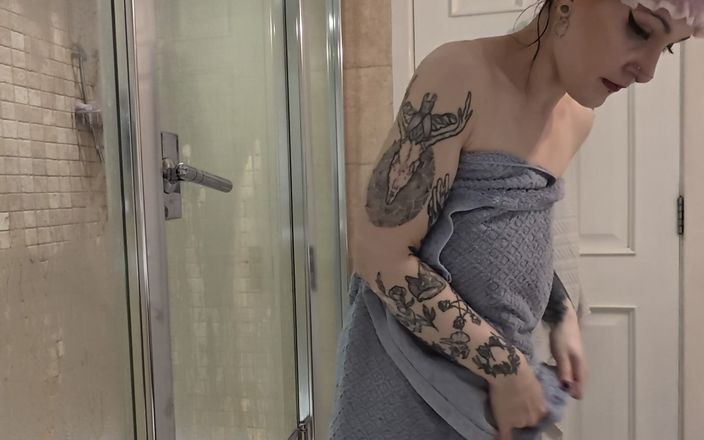 Bigtiddygoth: 你的女神洗澡 - 不允许触摸