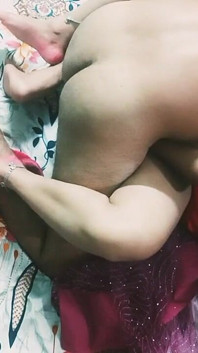 Schönes indisches bhabhi in roter Farbe sari.
