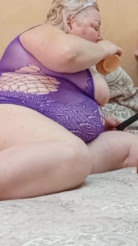 ガールフレンドは彼女の大きな毛むくじゃらの猫をおもちゃでこねる