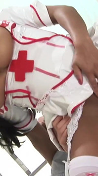 India Babe controlla il cazzo del paziente ma non può resistere