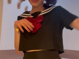 Soft Vulgar: Söt tonåring i uniform