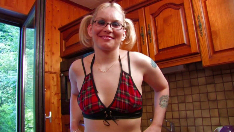 Hot Pornstars: 엉덩이 깊숙이 따먹히는 금발 십대 skank