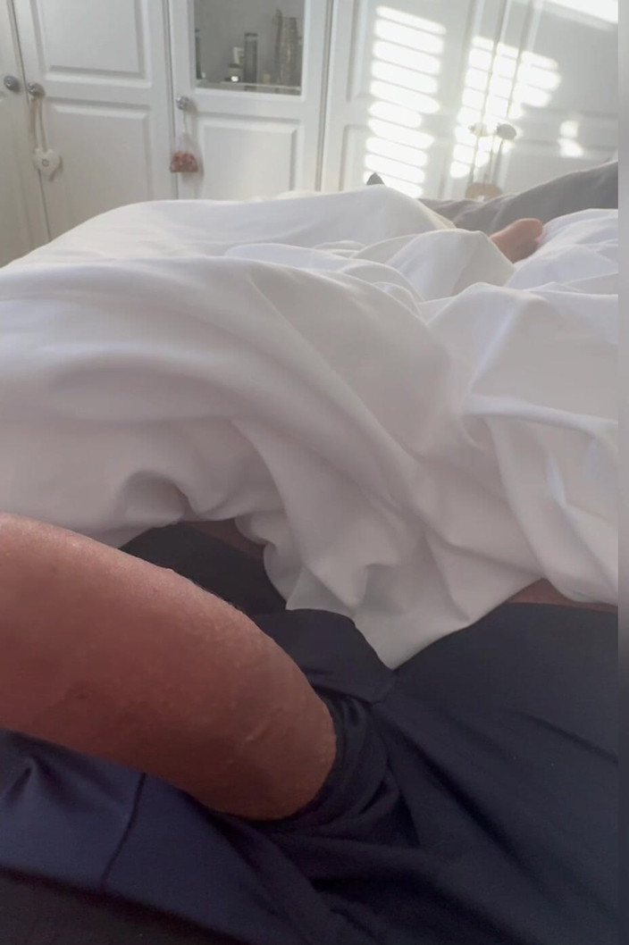 Hot dick in your ass: 隐藏摄像头勾引我的朋友，可惜他没有帮助我