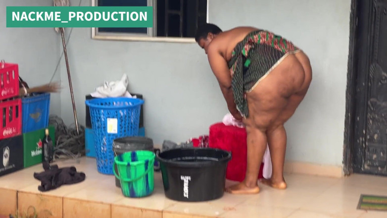 NACKME_PRODUCTION: Afrikaanse mama multitaskt op een zondagochtend