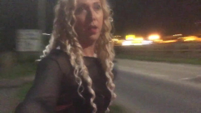 The Midnight Minx: Transvestã¤n beim strippen nach straße