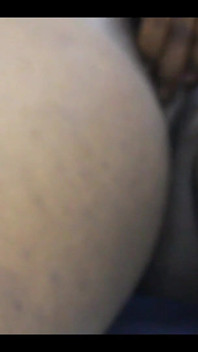 Pacar semok ini suka banget nyepong kontol besar pria kulit hitam sampai memeknya di-fingering