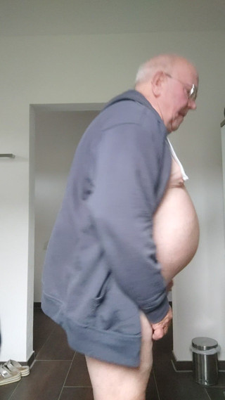 Karlchengeil: Nudo in bagno io il mio culo per i segni...