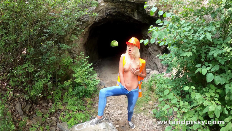 Puffy Network: Claudia in nature teil 2 von wet And pissy