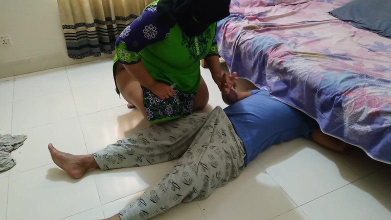 Aria Mia: Cizinec uvízne pod postelí náhodou, pak přijde sousedská tetička a šuká...