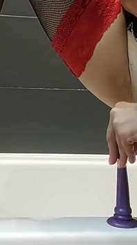 La moglie sexy gioca analmente in bagno, plug anale