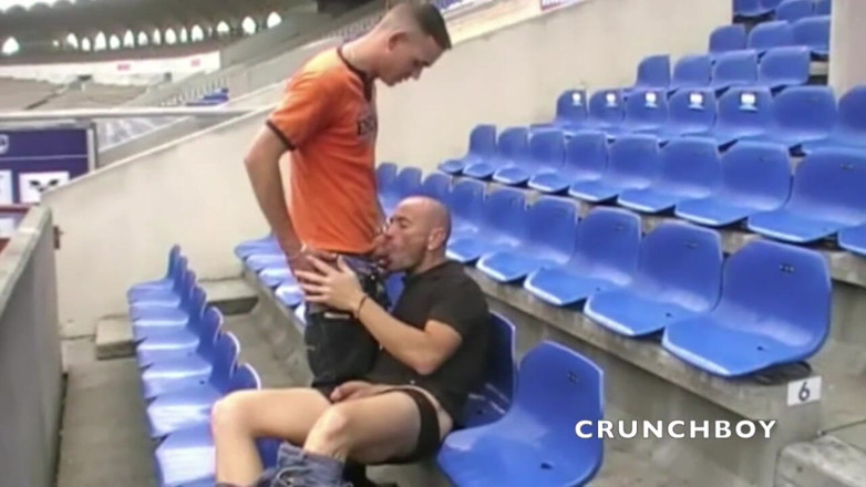 Sneaker gay: Increíble exhib arriesgado con un árabe heterosexual follándome en el estadio...