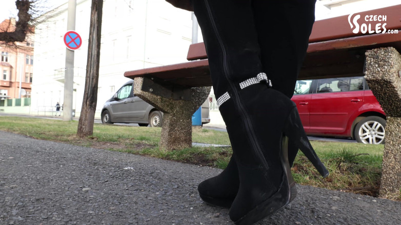 Czech Soles - foot fetish content: Veřejné chůze na vysokých podpatcích, opotřebované punčocháče a foot play