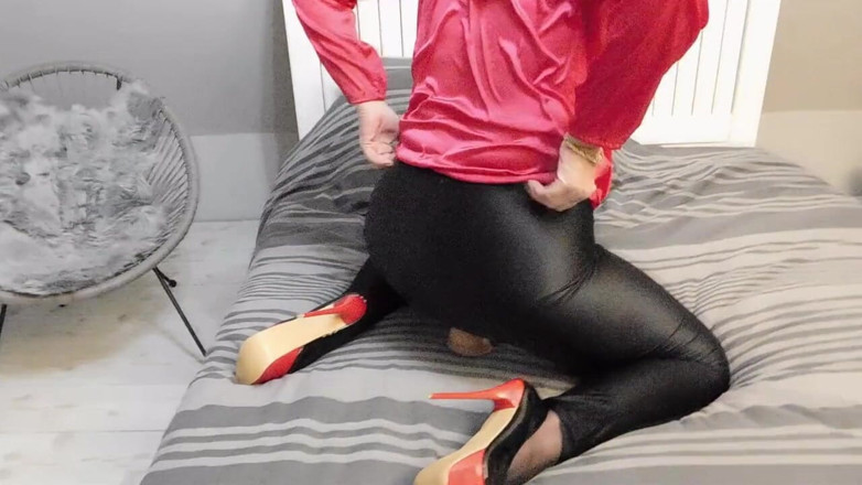 Nylon Ann: Blaus satin dan bingkap berkilau
