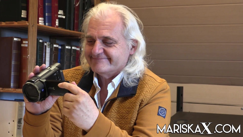 Mariska x: MARISKAX Farah se masturbează în fața unui bătrân