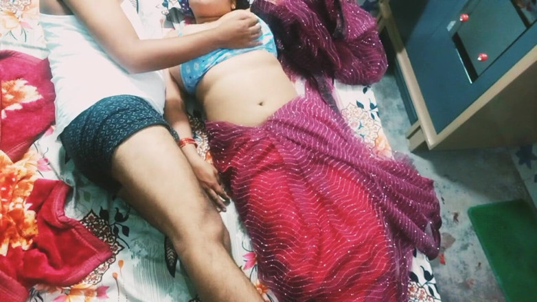 Manjushukla: Hermosa india en sari de color rojo.