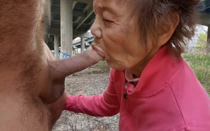 Cock Sucking Granny: Nine yol kenarında yarak emiyor