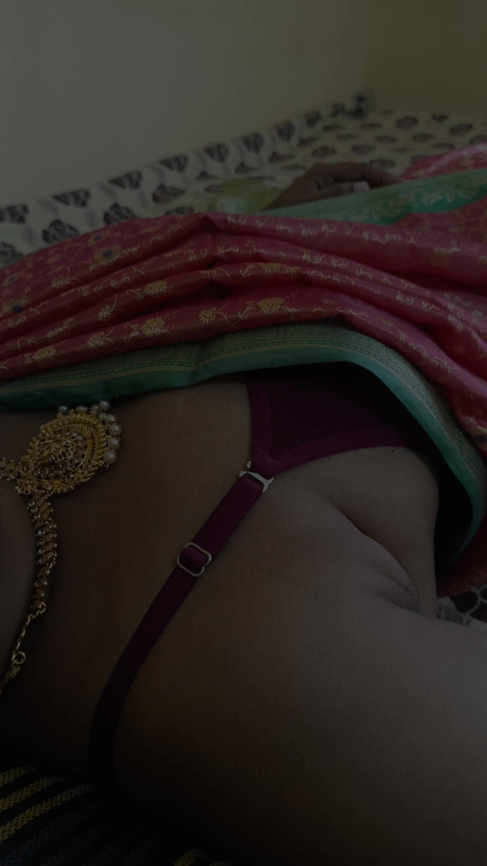 Laxi ammu: Ama de casa disfrutando caliente follando en la cama