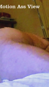 Masturbazione a letto nudo con la gobba