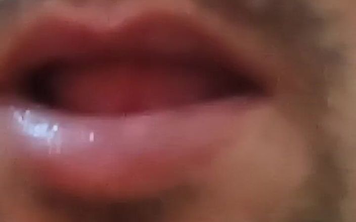 Gangbang straight: 由巨大的印度配音鸡巴按摩嘴巴和乳头