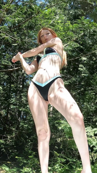 Nacktes yoga im freien