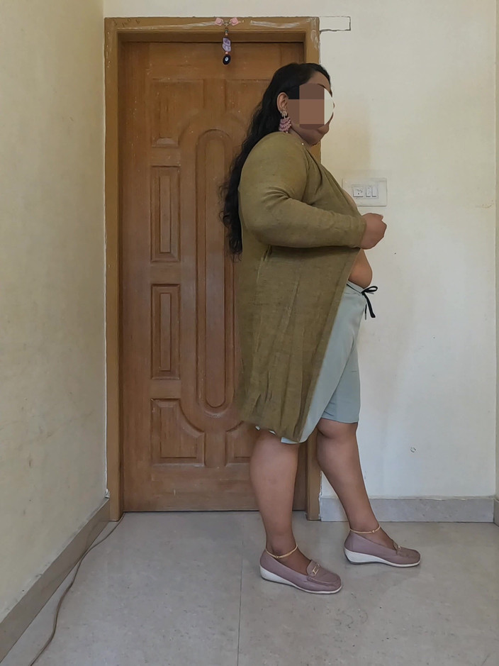 Anne Ipe: Çıplak tombul Hintli kız üstsüz fotoğraf çekimi.