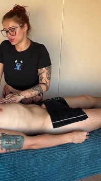 Ruda Z Biuściem Daje Erotyczny Masaż Z Szczęśliwym Zakończeniem: Piersi W Masażu, Seks Oralny I Sperma W Ustach