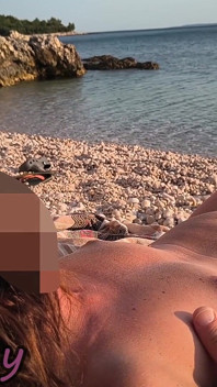 Seks berisiko di pantai telanjang di spanyol: dia disentuh sambil bugil