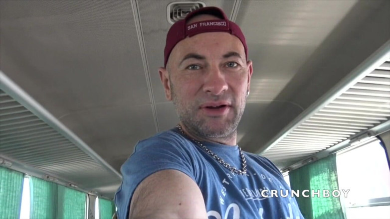 EXHIB BOYS: Incredibile esibizione rischiosa in treno