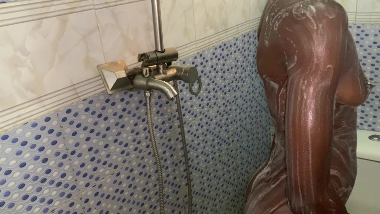 Browngurl234: Heißes ebenholz-schätzchen, badezimmer necken, kurvige natürliche schönheit
