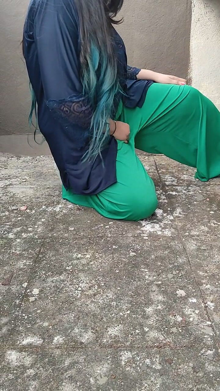 Hot crystal: Une petite amie taquine sur la terrasse se fait surprendre...