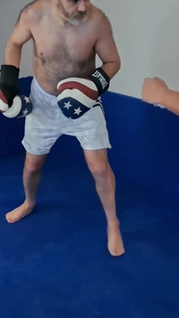 Sfida di boxe in una stanza d'albergo - piccolo orso vs jobber
