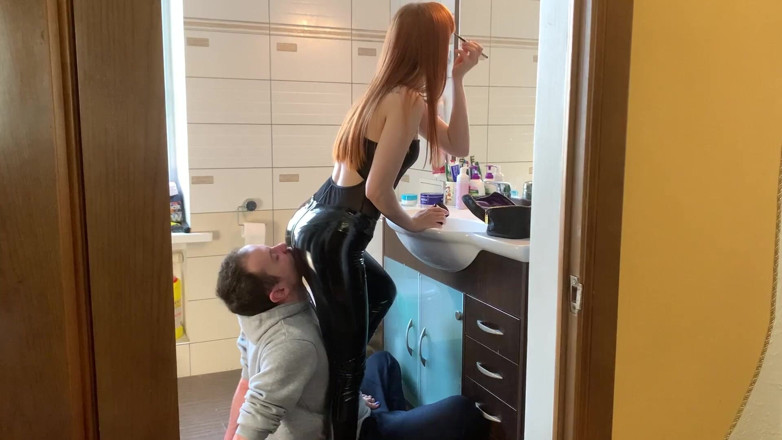 Petite Princesses Femdom: Gesichtsstuhl für Göttin Kira in Latexhose - Vollgewicht Facesitting und Arschanbetung