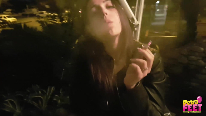 Smokin Fetish: Smoking and foot fetish in outdoor with cute teen