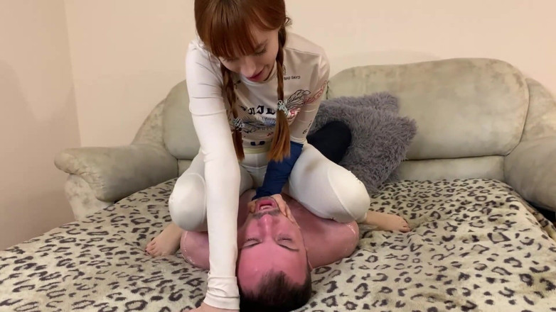 Petite Princesses Femdom: Brincalhona menina de tranças em leggings - controle de garganta e...