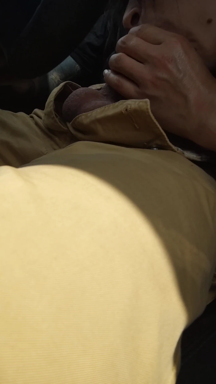 Dazzlingfacegirl: Eu chupo um cara que me levou de carona e...