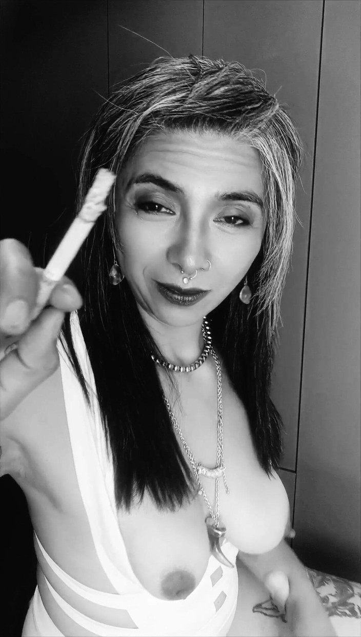 Casia Castro: Khói bốc ra từ môi tôi khi chân tôi dang...