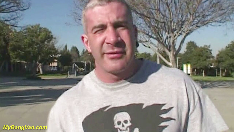 My Bang Van: Une MILF déjantée se fait draguer pour baiser dans une...