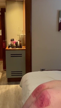 Cruel MILF e seu porco de castidade