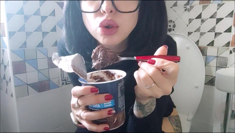 savannahamatoriale: Ich liebe meine schokolade, wenn ich im badezimmer bin