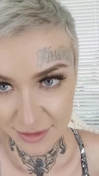 Hermanastra flaca tatuada estira sus agujeros