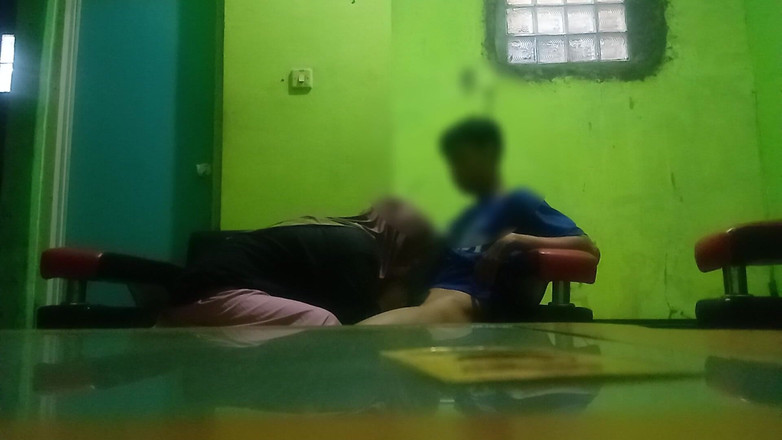 Famly sex: 当我在起居室操继兄弟的阴户时，我差点发现